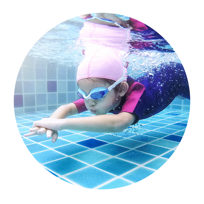 Kind taucht auf Schwimmbeckenboden